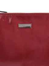 Cartera de mano color rojo charol, con correa corta desmontable y cierre superior con cremallera.