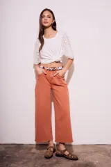 Pantalón jean color verde oliva, de corte wide leg y tiro medio.