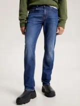 Pantalón de jean azul con corte recto, efecto arrugado en los muslos y desteñido en las rodillas.