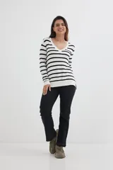 Sweater de punto negro con rayas horizontales blancas y escote en V.