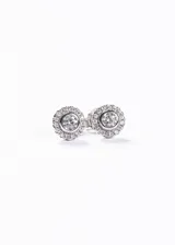 Aros tipo stud (abridores) de plata 925, con diseño de flor o halo. Cada aro presenta una piedra central redonda engastada rodeada por un halo de piedras más pequeñas.