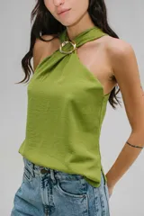 Blusa blanca de crepe twill con cuello halter y detalle de hebilla dorada en el escote.