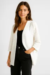 Kimono blanco de algodón con broderie, manga 3/4, corte holgado y cordón de ajuste.