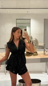 Short negro de lentejuelas con corte irregular y elástico en la cintura.