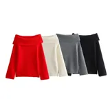 Sweater tejido de punto con cuello ancho que deja los hombros descubiertos y mangas largas.