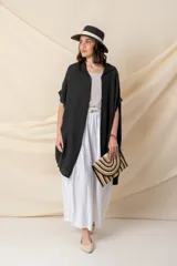 Camisa larga verde salvia de viscosa y tencel, con calce holgado y bolsillos laterales.