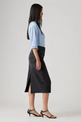 Falda midi de jean color negro con cintura alta, corte recto y abertura en la parte trasera.