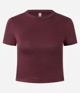 Blusa cropped de manga corta, cuello redondo, color marrón oscuro, confeccionada en tejido Rib.