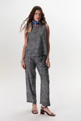 Musculosa celeste de lino con cuello redondo y corte recto.