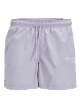 Short de baño lila con cintura elástica ajustable con cordón. Estampado lateral con el logo de la marca y texto en blanco.