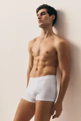 Pack de 3 calzoncillos trunk cortos blancos de punto elástico con costuras planas, cintura elástica, piernas cortas y parte delantera forrada. Confeccionados con la tecnología Lycra® Xtra Life™