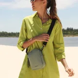 Bandolera de cuero sintético color negro, con doble cierre superior y correa de galón ajustable. Incluye un bolsillo interior de fácil acceso.