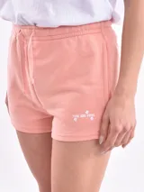 Short deportivo negro con cintura elástica ajustable con cordón y logo estampado en la pierna derecha.