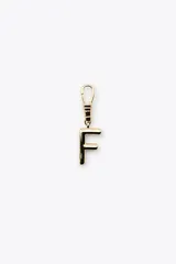 Dije dorado en forma de la letra A, con mosquetón para colgar en carteras o pulseras.