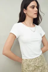 Top blanco de manga corta con calce ceñido al cuerpo.