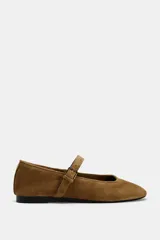 Zapato plano tipo bailarina color marrón claro, confeccionado en serraje, con escote redondo y cierre mediante hebilla en el empeine.