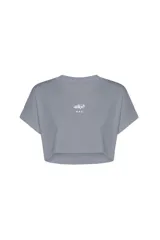Remera gris crop top con cuello redondo y mangas cortas. Estampa frontal con la palabra "why?" y dos círculos pequeños debajo.