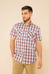 Camisa de manga corta con estampado a cuadros en tonos naranja, blanco y azul. Tiene cierre con botones y dos bolsillos en el pecho.
