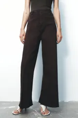 Pantalón de jean azul oscuro, de tiro alto y corte wide leg.