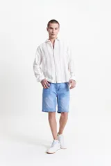 Camisa de manga larga color gris oscuro con textura a rayas, estilo rústico y fit regular.