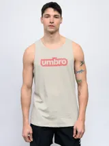 Musculosa color beige claro con cuello redondo y sin mangas. Estampado frontal con el logo Umbro en rojo con textura de líneas diagonales.
