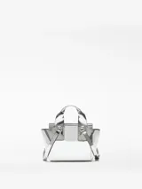 Mini bolso plateado con acabado metalizado efecto espejo, solapa con cierre magnético y asa de mano. Incluye bolsillo interior y asa larga regulable y extraíble.