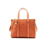 Cartera tote mediana color naranja de cuero sintético graneado, con doble asa de mano y correa bandolera ajustable y extraíble. Tiene cierre superior y múltiples bolsillos internos. El logo de la marca XL Extra Large es metálico y está ubicado en el frente.