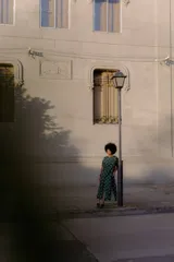 Vestido largo verde con lunares rosados, de seda combinada y mangas cortas fruncidas. Presenta dos tajos frontales. Estampa by Coppelia.