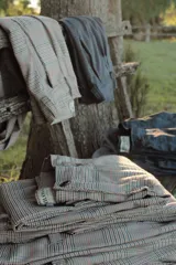 Pantalón de vestir color beige con estampado a cuadros en tonos marrones, verdes y rojos.