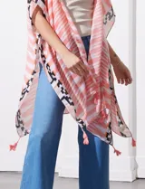 Kimono tejido con estampado abstracto en tonos beige, blanco y negro. Tiene mangas amplias estilo japonés y terminación de ruedo con borlas.