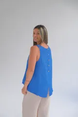 Musculosa azul francia de lino italiano con botones en la espalda.