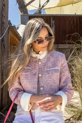 Chaqueta roja con textura tweed, botones dorados y detalles en blanco.