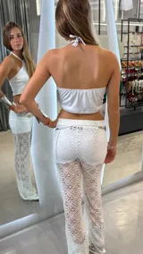 Pantalón de encaje blanco con diseño de flores caladas, de corte wide leg y tiro bajo. No incluye el short interior.