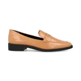Mocasín color caramelo con textura de piel de serpiente, capellada lisa y suela plana negra.