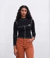 Remera color crudo de algodón con cuello alto y mangas largas.