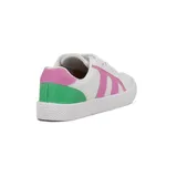 Championes deportivos de mujer, color blanco, con detalles en beige claro en los laterales y talón. Tienen cordones blancos y suela de goma texturizada de color beige claro.