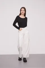 Pantalón de jean celeste de corte ancho con bolsillos laterales tipo cargo.