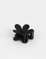 Broche para el pelo con forma de flor color negro.