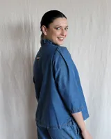 Camisa color crudo, de corte recto, con cuello mao y mangas 3/4 con detalle de puño en contraste.