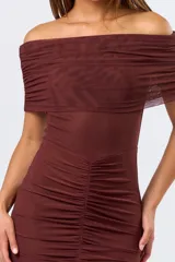 Vestido corto marrón de mesh, con escote off-shoulder y fruncido en la falda.