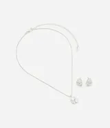 Conjunto de collar y caravanas plateado con incrustaciones de piedras zirconia. El collar tiene una cadena fina y cierre de trancadero. Las caravanas tienen cierre de tornillo.