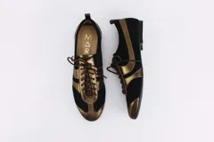 Zapato tipo ballerina acordonado, color negro con detalles en dorado.