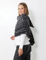 Bufandón cuadrado Barrington de tejido soft con estampado animal print en tonos grises y negros, y terminación desflecada.