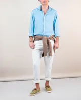 Camisa de hombre de corte regular fit, confeccionada en 100% algodón con acabado vintage, cuello italiano y cierre con botones.