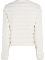Campera blanca acolchada de nailon con relleno de plumas, cuello redondo, cierre con botones a presión, bolsillos laterales con botones a presión y logo de Tommy Hilfiger bordado en el pecho.