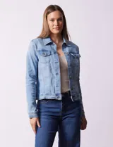 Campera de jean celeste, marca Baccini, con cuello solapa, bolsillos delanteros y cierre frontal con botones metálicos.