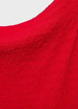 Vestido midi rojo con textura, escote barco, hombros descubiertos y mangas cortas. Diseño entallado con abertura posterior en el bajo.