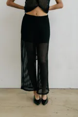 Pantalón negro de red con forro interior.