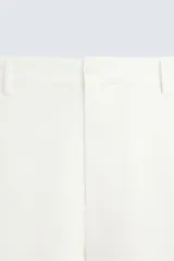 Pantalón de vestir blanco, corte recto (straight fit), con cierre frontal de cremallera y botón, bolsillos delanteros y bolsillos traseros con solapa y botón.