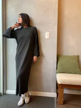 Vestido largo de tejido de punto en hilo color gris oscuro, con cuello redondo y mangas largas acampanadas.